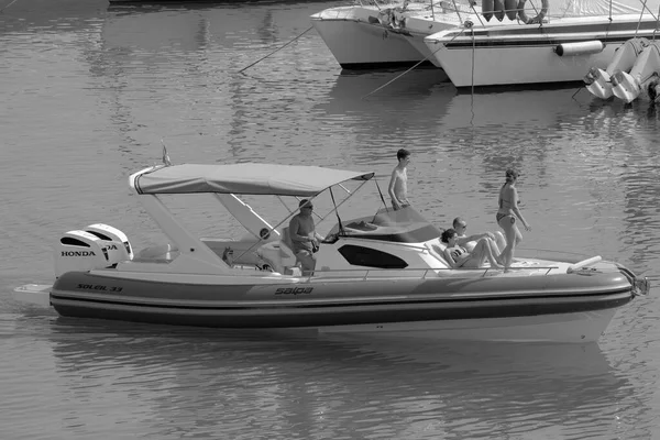 イタリア シチリア島 地中海 マリーナ ラグーザ ラグーザ州 7月2023 港のゴムボートに犬を持つ人々 Editorial — ストック写真