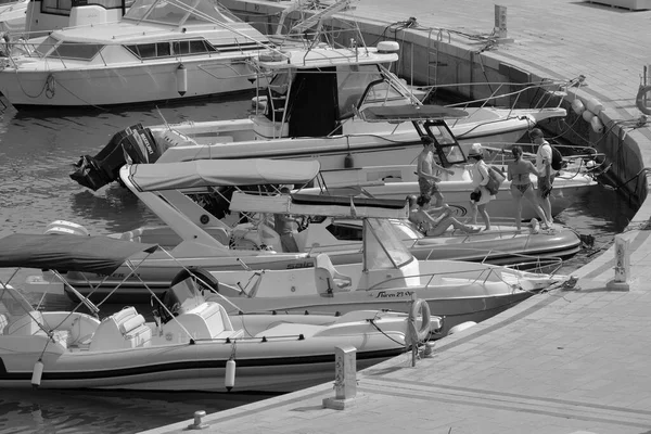 意大利 西西里 地中海 拉古萨海 拉古萨省 2023年7月9日 港口一艘橡皮船上的人 Editorial — 图库照片