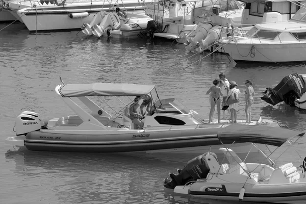 イタリア シチリア島 地中海 マリーナ ラグーザ ラグーザ州 7月2023 港のゴムボートに乗っている人々 Editorial — ストック写真