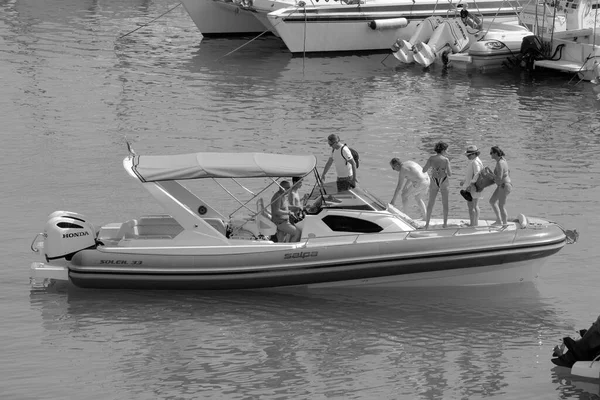 意大利 西西里 地中海 拉古萨海 拉古萨省 2023年7月9日 港口一艘橡皮船上的人 Editorial — 图库照片