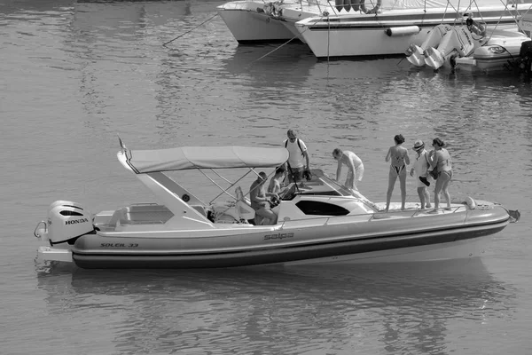 イタリア シチリア島 地中海 マリーナ ラグーザ ラグーザ州 7月2023 港のゴムボートに乗っている人々 Editorial — ストック写真