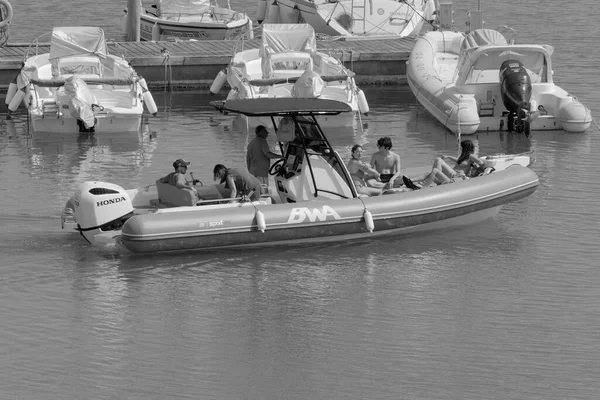 意大利 西西里 地中海 拉古萨海 拉古萨省 2023年7月10日 港口一艘橡皮船上的人 Editorial — 图库照片