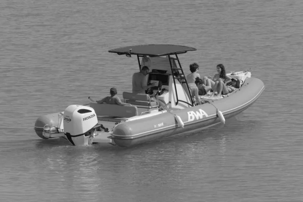 イタリア シチリア島 地中海 マリーナ ラグーザ ラグーザ州 2023年7月10日 港内のゴムボートに乗っている人々 Editorial — ストック写真