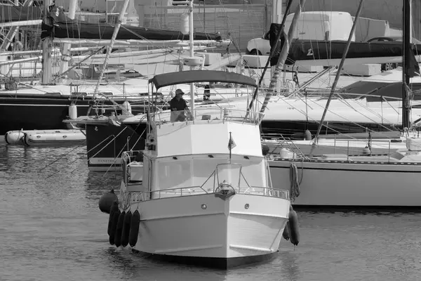 意大利 西西里 地中海 拉古萨海 拉古萨省 2023年7月10日 港口一艘豪华游艇上的人 Editorial — 图库照片
