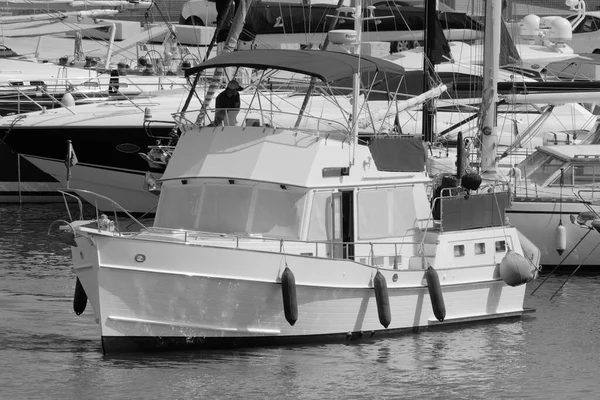 イタリア シチリア島 地中海 マリーナ ラグーザ ラグーザ州 7月2023 ポート内の豪華なヨットの男 Editorial — ストック写真