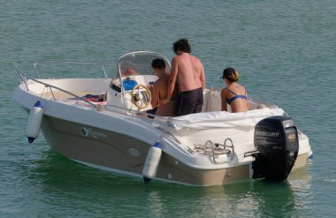 İtalya, Sicilya, Akdeniz, Marina di Ragusa (Ragusa Eyaleti); 16 Temmuz 2023, limandaki bir motorlu tekne - EDITORIAL