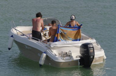 İtalya, Sicilya, Akdeniz, Marina di Ragusa (Ragusa Eyaleti); 16 Temmuz 2023, limandaki bir motorlu tekne - EDITORIAL