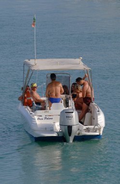 İtalya, Sicilya, Akdeniz, Marina di Ragusa (Ragusa Eyaleti); 16 Temmuz 2023, limandaki bir motorlu tekne - EDITORIAL