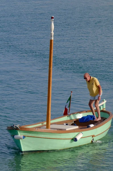 意大利 西西里 地中海 拉古萨海 拉古萨省 2023年7月16日 港口一艘木制汽艇上的人 Editorial — 图库照片