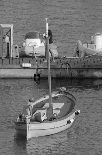 イタリア シチリア島 地中海 マリーナ ラグーザ ラグーザ州 2023年7月16日 港内の木製モーターボートに乗っている男 Editorial — ストック写真