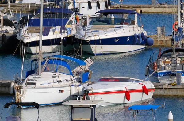イタリア シチリア島 地中海 マリーナ ラグーザ ラグーザ州 2023年7月17日 港内の豪華なヨット Editorial — ストック写真
