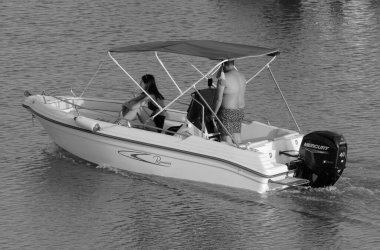 İtalya, Sicilya, Akdeniz, Marina di Ragusa (Ragusa Eyaleti); 17 Temmuz 2023, limanda bir motorlu tekne - EDITORIAL