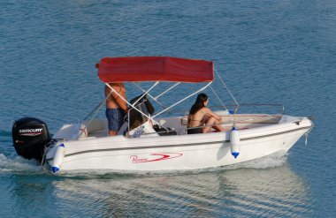İtalya, Sicilya, Akdeniz, Marina di Ragusa (Ragusa Eyaleti); 17 Temmuz 2023, limanda bir motorlu tekne - EDITORIAL
