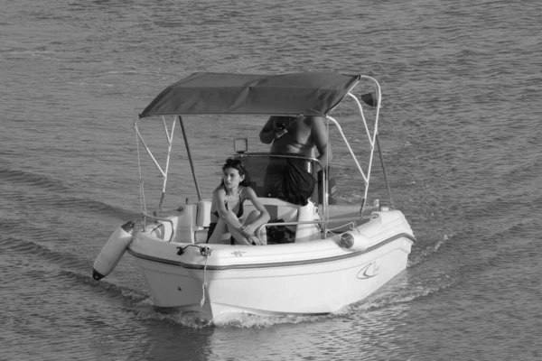 Italien Sicilien Medelhavet Marina Ragusa Ragusaprovinsen Juli 2023 Par Motorbåt — Stockfoto