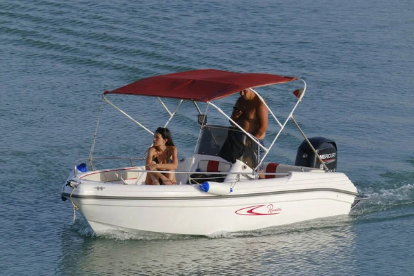 イタリア シチリア島 地中海 マリーナ ラグーザ ラグーザ州 2023年7月17日 港内のモーターボートに乗ってカップル Editorial — ストック写真