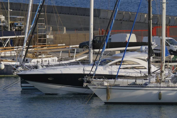 Italien Sicilien Medelhavet Marina Ragusa Ragusaprovinsen Juli 2023 Lyxbåtar Hamnen — Stockfoto