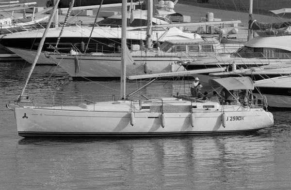 意大利 西西里 地中海 拉古萨海 拉古萨省 2023年7月18日 港口一艘帆船上的乘客 Editorial — 图库照片