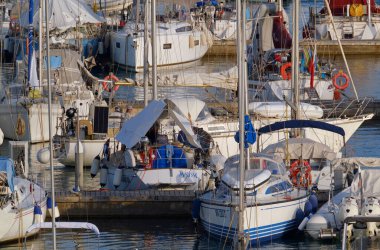 İtalya, Sicilya, Akdeniz, Marina di Ragusa (Ragusa Eyaleti); 20 Temmuz 2023, limandaki bir yelkenli teknesinde adam - EDITORIAL