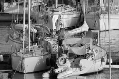 İtalya, Sicilya, Akdeniz, Marina di Ragusa (Ragusa Eyaleti); 20 Temmuz 2023, limandaki bir yelkenli teknesinde adam - EDITORIAL