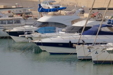 İtalya, Sicilya, Akdeniz, Marina di Ragusa (Ragusa ili); 26 Temmuz 2023, limanda lüks yatlar - EDITORIAL