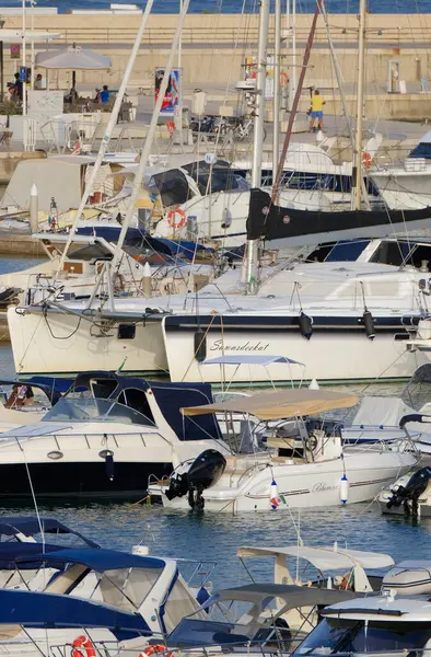 İtalya, Sicilya, Akdeniz, Marina di Ragusa (Ragusa ili); 25 Temmuz 2023, limanda lüks yatlar - EDITORIAL