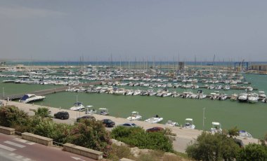 İtalya, Sicilya, Akdeniz, Marina di Ragusa (Ragusa Eyaleti); limanda motorlu tekne ve lüks yatlar 