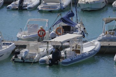 İtalya, Sicilya, Akdeniz, Marina di Ragusa (Ragusa ili); 27 Temmuz 2023, limanda motorlu tekneler ve lüks yatlar - EDITORIAL