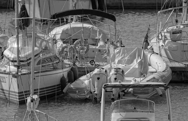 意大利 西西里 地中海 拉古萨港 拉古萨省 2023年7月27日 港口内的汽艇和豪华游艇 Editorial — 图库照片
