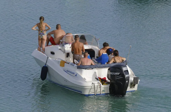 Italien Sicilien Medelhavet Marina Ragusa Ragusaprovinsen Juli 2023 Personer Motorbåt — Stockfoto