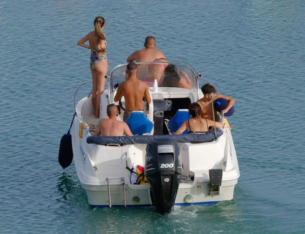 イタリア シチリア 地中海 マリーナ ラグーサ ラグーサ州 2023年7月28日 港でモーターボートに乗船する人々 Editorial — ストック写真