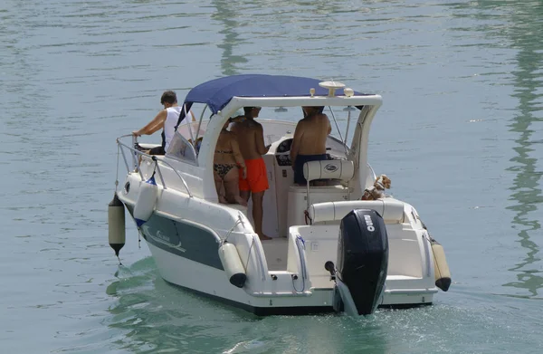 イタリア シチリア 地中海 マリーナディラグーサ ラグーサ州 2023年7月29日 港で豪華なヨットに犬を飼っている人 Editorial — ストック写真