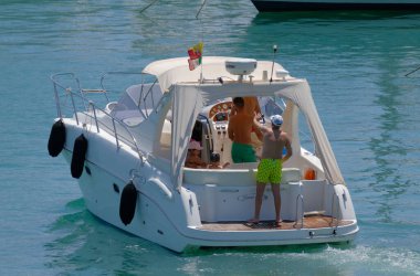 İtalya, Sicilya, Akdeniz, Marina di Ragusa (Ragusa Eyaleti); 30 Temmuz 2023, limanda lüks bir yatta insanlar - EDITORIAL