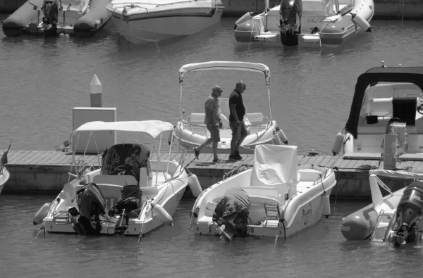 Italien Sicilien Medelhavet Marina Ragusa Ragusaprovinsen Augusti 2023 Människor Motorbåtar — Stockfoto