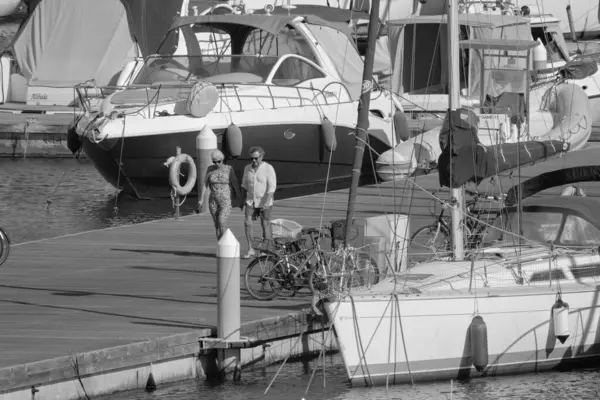 意大利 西西里 地中海 拉古萨港 拉古萨省 2023年8月2日 港口内的人员和豪华游艇 Editorial — 图库照片