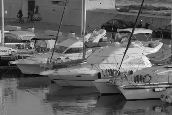 イタリア シチリア 地中海 マリーナディラグーサ ラグーサ州 2023年8月2日 港内の豪華なヨット Editorial — ストック写真