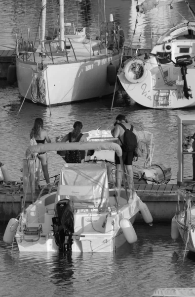 이탈리아 시칠리아 지중해 마리나 라구사 라구사 2023 사람들 항구에서 보트와 — 스톡 사진