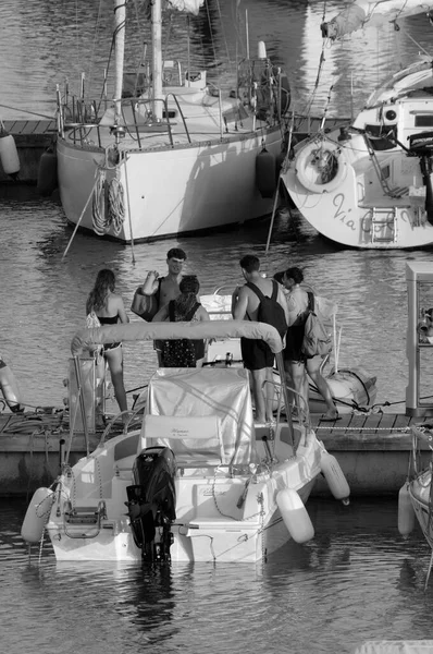 Italien Sicilien Medelhavet Marina Ragusa Ragusaprovinsen Augusti 2023 Människor Motorbåtar — Stockfoto