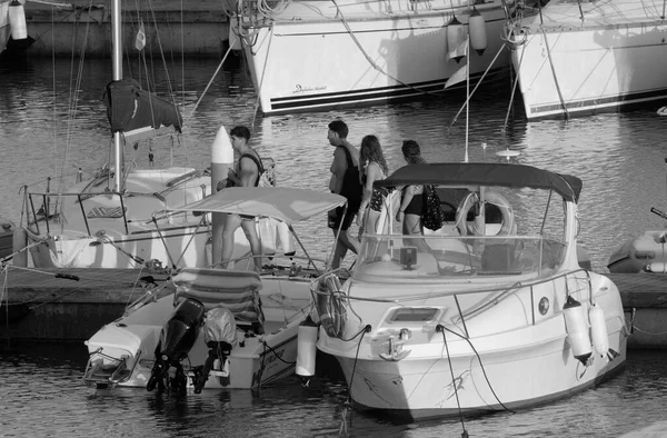 意大利 西西里 地中海 拉古萨港 拉古萨省 2023年8月2日 港口内的人员 汽艇和豪华游艇 Editorial — 图库照片