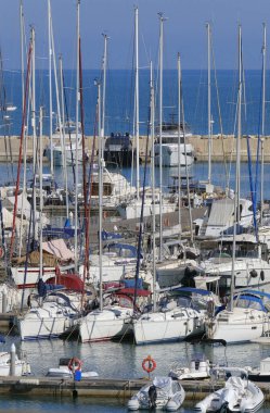 İtalya, Sicilya, Akdeniz, Marina di Ragusa (Ragusa ili); 3 Ağustos 2023, limanda motorlu tekneler ve lüks yatlar - EDITORIAL