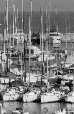 İtalya, Sicilya, Akdeniz, Marina di Ragusa (Ragusa ili); 3 Ağustos 2023, limanda motorlu tekneler ve lüks yatlar - EDITORIAL