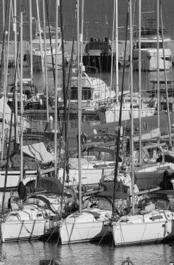 İtalya, Sicilya, Akdeniz, Marina di Ragusa (Ragusa ili); 3 Ağustos 2023, limanda lüks yatlar - EDITORIAL