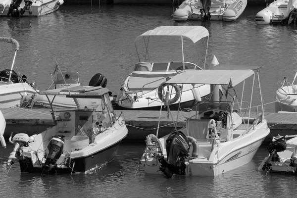 Italien Sicilien Medelhavet Marina Ragusa Ragusaprovinsen Augusti 2023 Motorbåtar Hamnen — Stockfoto