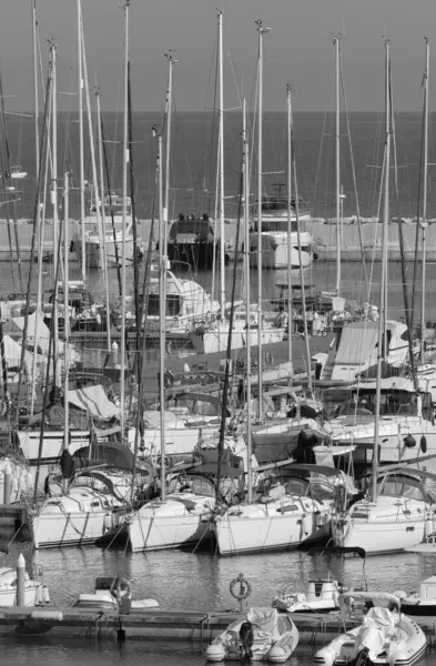 İtalya, Sicilya, Akdeniz, Marina di Ragusa (Ragusa ili); 3 Ağustos 2023, limanda motorlu tekneler ve lüks yatlar - EDITORIAL