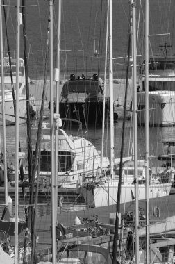 İtalya, Sicilya, Akdeniz, Marina di Ragusa (Ragusa ili); 3 Ağustos 2023, limanda lüks yatlar - EDITORIAL