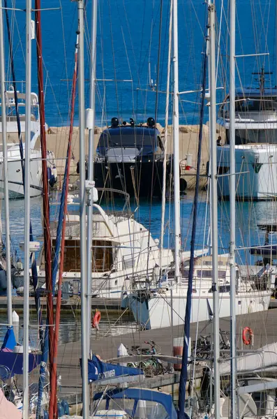 意大利 西西里 地中海 拉古萨海 拉古萨省 2023年8月3日 港口的豪华游艇 Editorial — 图库照片
