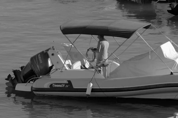 意大利 西西里 地中海 拉古萨海 拉古萨省 2023年8月3日 港口一艘橡皮船上的人 Editorial — 图库照片