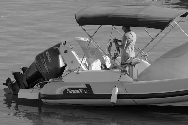 イタリア シチリア 地中海 マリーナ ラグーサ ラグーサ州 2023年8月3日 港内のゴムボートに乗った男性 Editorial — ストック写真