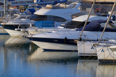 İtalya, Sicilya, Akdeniz, Marina di Ragusa (Ragusa ili); 6 Ağustos 2023, limanda lüks yatlar - EDITORIAL