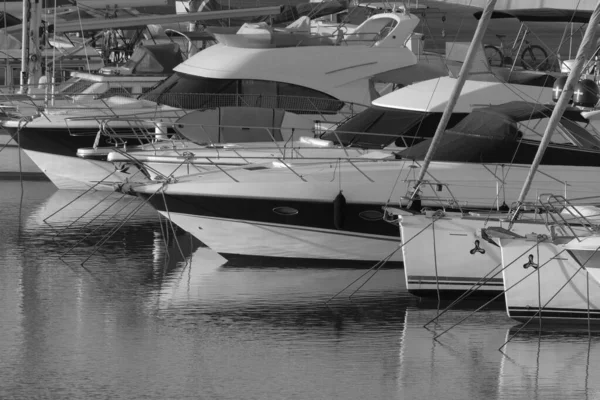 Italien Sicilien Medelhavet Marina Ragusa Ragusaprovinsen Augusti 2023 Lyxbåtar Hamnen — Stockfoto