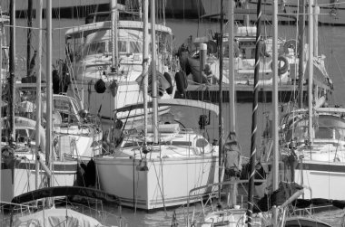 İtalya, Sicilya, Akdeniz, Marina di Ragusa (Ragusa ili); 6 Ağustos 2023, limanda insanlar ve yelkenliler - EDITORIAL